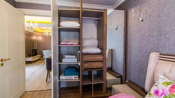 Quarto com cama, guarda-roupa e escrivaninha.
