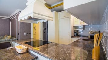 Fridge, oven, stovetop, coffee/tea maker