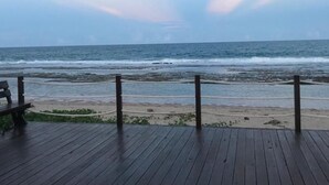 Eine Holzterrasse mit Blick auf den Ozean.