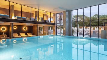 Inomhuspool, en säsongsöppen utomhuspool och solstolar