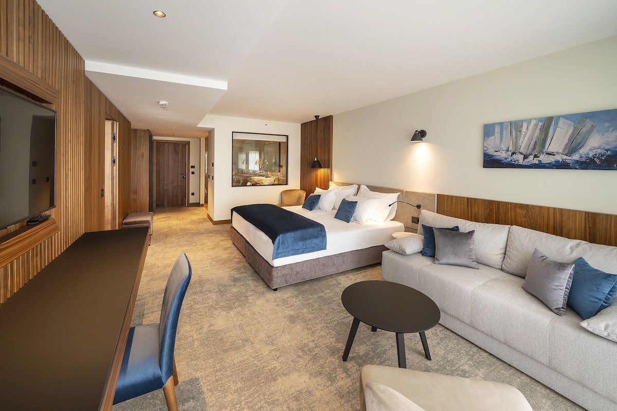 Junior-Suite, Balkon, Meerblick | Minibar, Zimmersafe, Schreibtisch, Verdunkelungsvorhänge