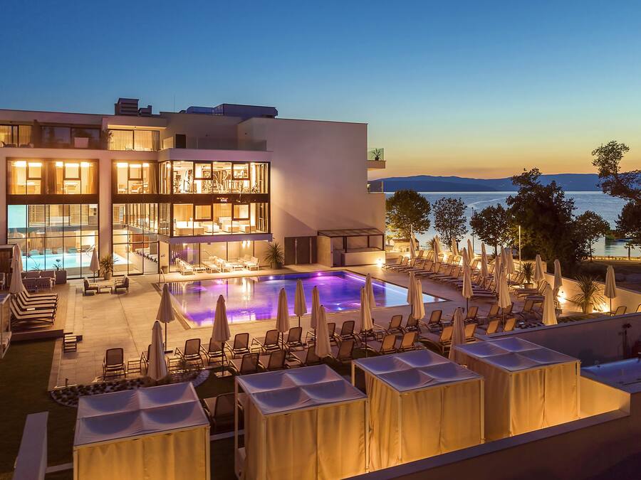 Indoor pool, seasonal outdoor pool, sun loungers