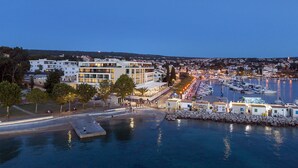 A marina with boats, a waterfront promenade, and modern buildings. - Hotel Riva (Malinska-Dubasnica)