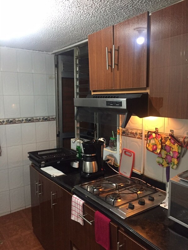 ميكروويف، ماكينة لصنع القهوة/الشاي، محمصة خبز، مطحنة قهوة