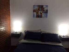 2 عدّة غرف نوم ومكواة/لوح كي وواي فاي وملاءات أسرّة