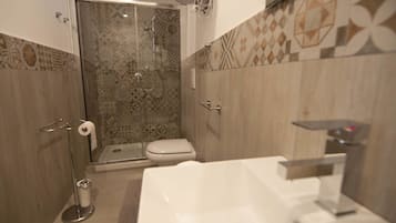 Shower, free toiletries, hair dryer, bidet