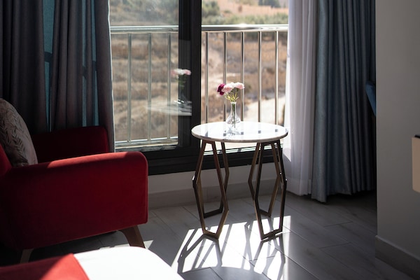 Artículos del minibar gratis y caja de seguridad en la habitación