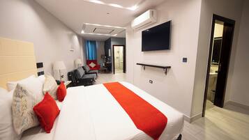 Junior Room | Free minibar items, in-room safe, desk, blackout drapes