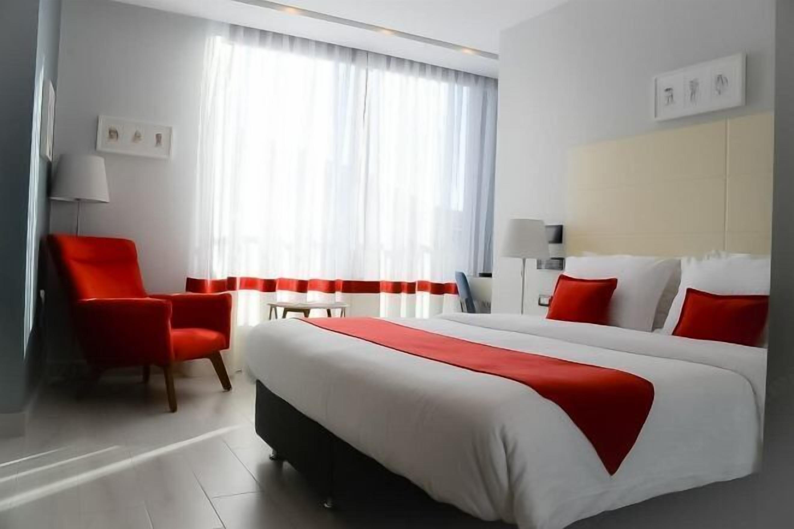 Isi minibar gratis, brankas, meja kerja, dan tirai kedap cahaya