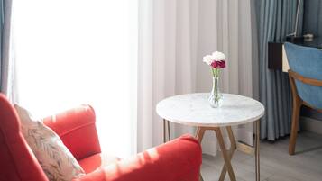 Chambre Double Supérieure, vue ville | Mini-bar avec articles gratuits, coffres-forts dans les chambres, bureau