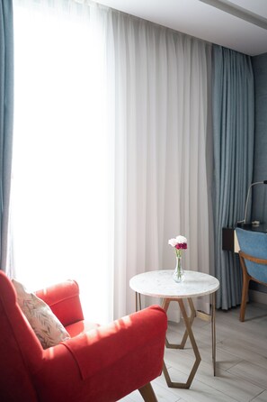 Superior tweepersoonskamer, uitzicht op de stad | Een minibar met enkele gratis items, een kluis op de kamer, een bureau