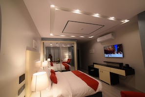 Free minibar items, in-room safe, desk, blackout curtains - Petra Boutique Hotel (Wadi Musa)