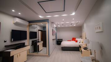 Chambre Familiale | Mini-bar avec articles gratuits, coffres-forts dans les chambres, bureau