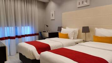 Artículos del minibar gratis y caja de seguridad en la habitación