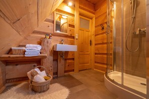 Suite estudio, vistas a la montaña | Baño | Artículos de higiene personal gratuitos, secador de pelo y toallas