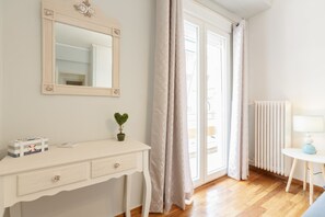 Espacio para trabajar con laptop y tabla de planchar con plancha 