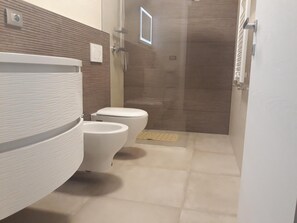 Doccia, soffione a pioggia, asciugacapelli, bidet