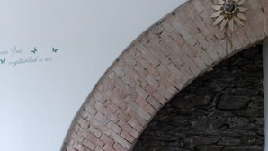 A brick fireplace with a stone wall behind it. - Boutique-Hotel 'Altes Rathaus' (Lahnstein)