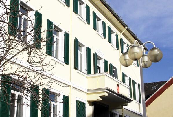 Un immeuble doté de nombreuses fenêtres et d’un balcon.