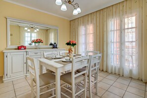 Maison | Repas dans la chambre