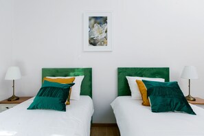 Apartamento luxo | Roupas de cama premium, cofres nos quartos, escrivaninha