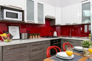 Apartamento luxo | Cozinha privada | Geladeira, micro-ondas, fogão, cooktop