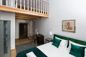 Apartamento luxo | Roupas de cama premium, cofres nos quartos, escrivaninha