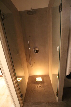 Een douche, een haardroger, een bidet, handdoeken