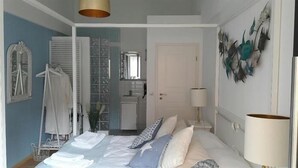 A bedroom with a bed, a bedside table, a lamp, a wardrobe, and a mirror. - Historisches Wirtshaus an der Lahn (Lahnstein)
