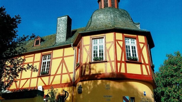 A traditional half-timbered building with a prominent tower and a date plaque indicating 1995. - Historisches Wirtshaus an der Lahn (Lahnstein)
