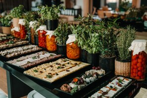 Petit déjeuner buffet (80 PLN par personne)
