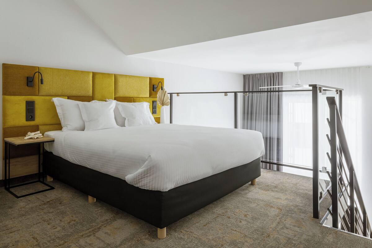 Memory foam beds, in-room safe, blackout drapes, soundproofing
