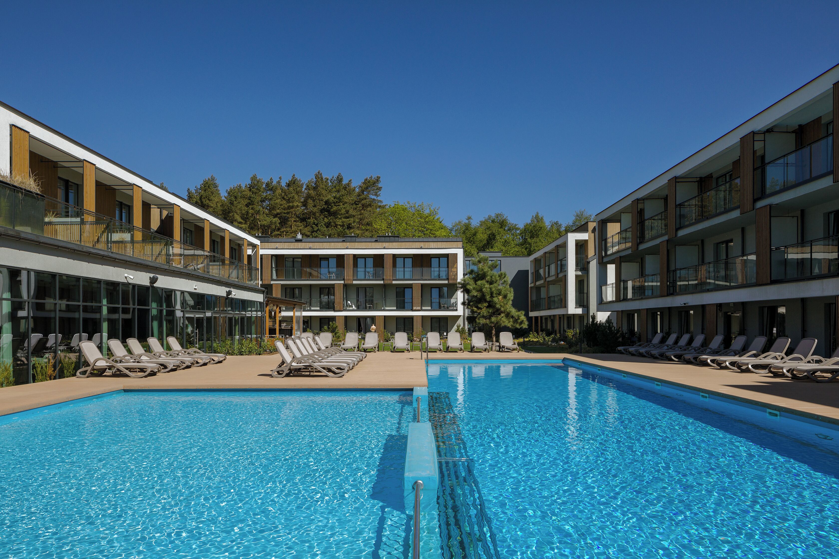 Una piscina techada, una piscina al aire libre de temporada