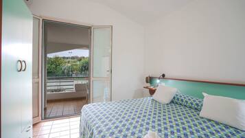 Studio | Desk, cribs/infant beds