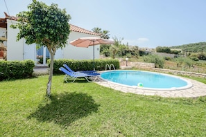 Outdoor pool, pool umbrellas, sun loungers - Chill & Relax Home with Pool near Beach (Apokoronas)