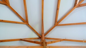 Estructura de techo de madera con vigas entrecruzadas.