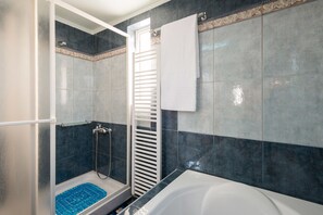 Appartement | Salle de bain | Baignoire, séchoir à cheveux, serviettes fournies, savon
