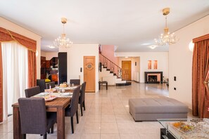 公寓 | 起居区 | 智能电视、壁炉