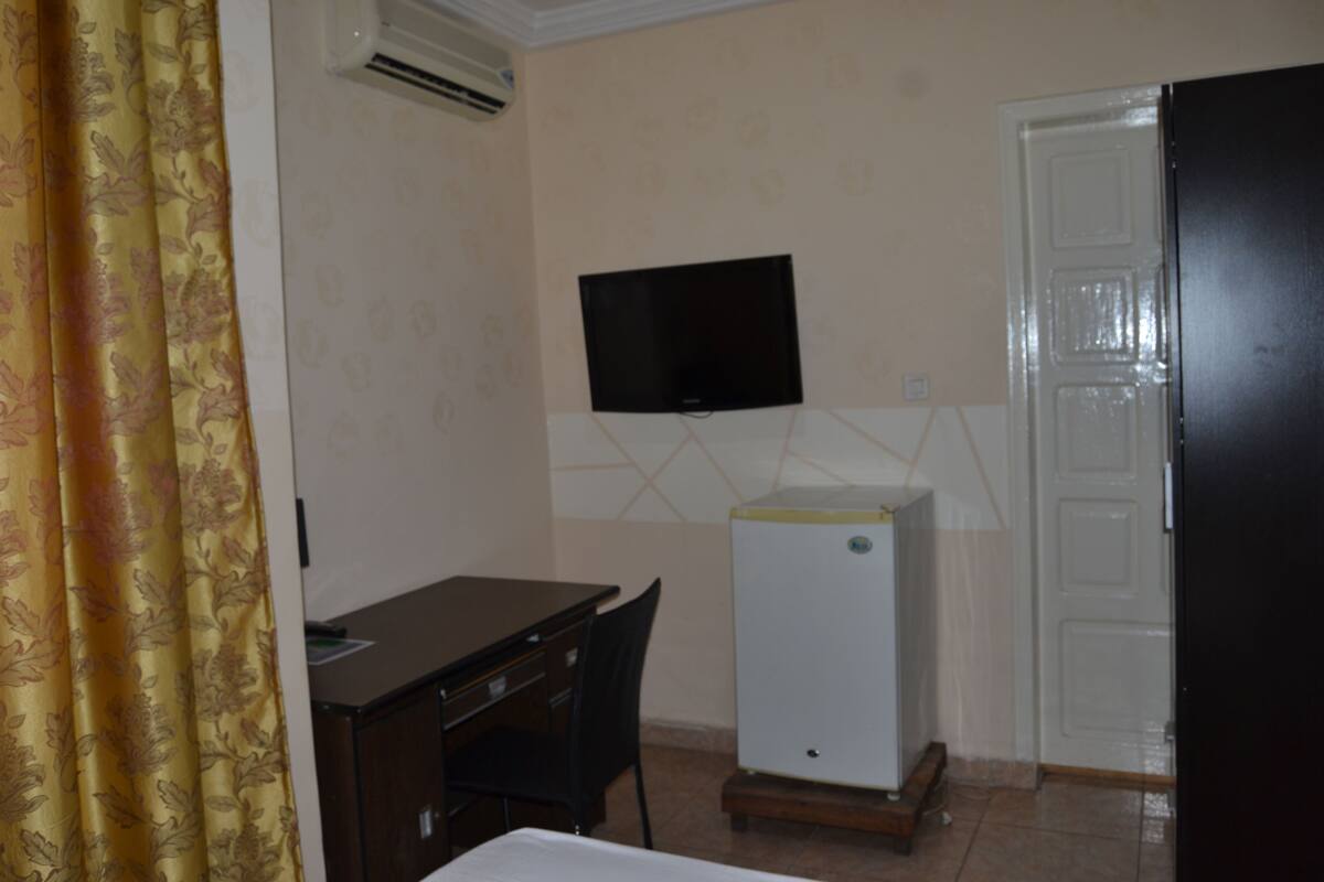 Standard Room, 1 Queen Bed | In-room safe, desk, blackout curtains, free WiFi