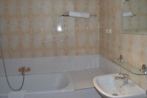 Standard Room, 1 Queen Bed | Bathroom | Combined shower/bathtub, deep-soaking bathtub, hydromassage showerhead