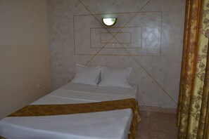 Standard Room, 1 Queen Bed | In-room safe, desk, blackout curtains, free WiFi