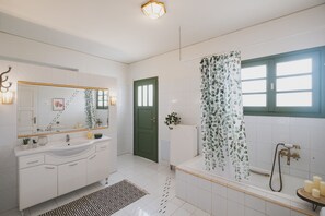 Villa, 4 Schlafzimmer | Badezimmer | Badewanne, kostenlose Toilettenartikel, Haartrockner, Handtücher