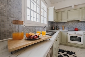 Vila, 4 quartos | Cozinha privada | Geladeira grande, fogão, cooktop, chaleira elétrica