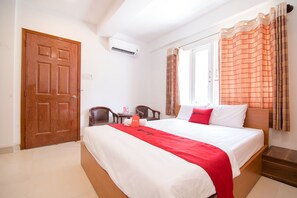 Escritorio, wifi gratis y ropa de cama 