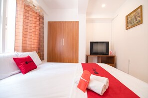 Escritorio, wifi gratis y ropa de cama 