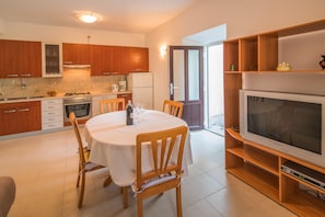 Apartment | Living room | TV - Apartment Anica (Malinska-Dubasnica)