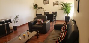 Apartment, 2 Schlafzimmer | Wohnbereich | Plasmafernseher