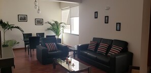 Apartment, 2 Schlafzimmer | Wohnbereich | Plasmafernseher