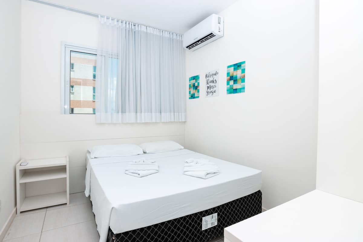 Cortinas opacas, wifi gratis, ropa de cama