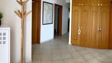 Työpöytä, äänieristys, ilmainen Wi-Fi, vuodevaatteet